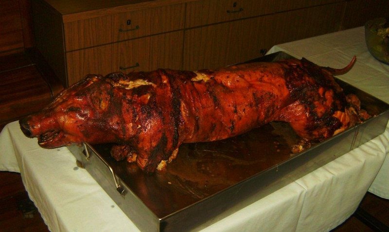 09 Zum Essen gabs ein super gutes Spanferkl.jpg